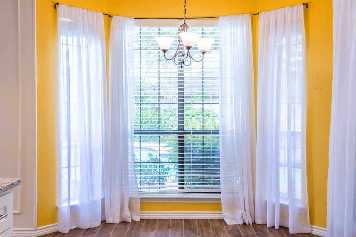 Breakfast nook with bay windows, 11 Kitchen Curtain Ideas For Bay Window