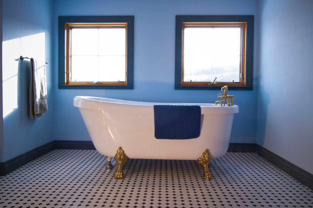 calm ambiance retro bath with black and white tiles