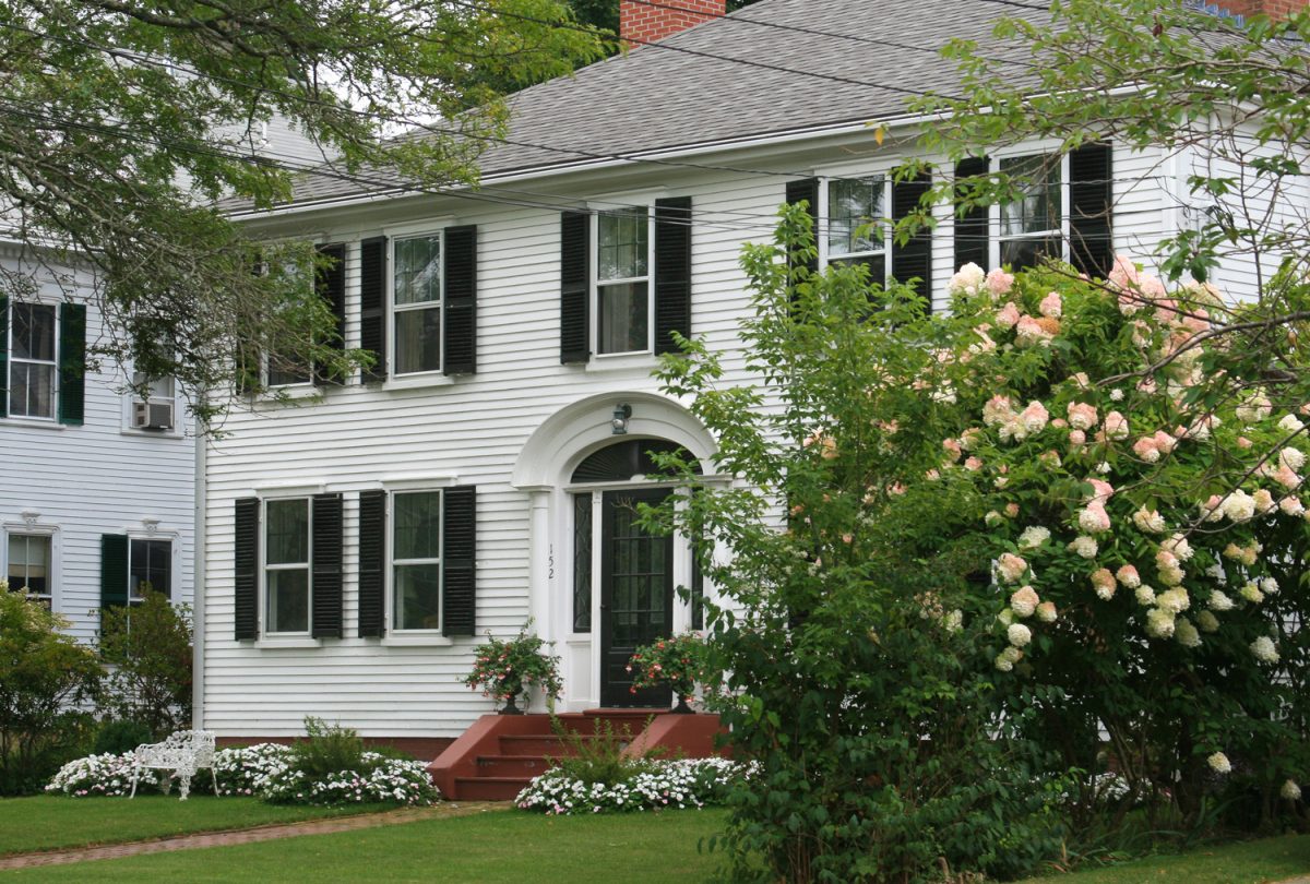  Luxury New England Colonial House with White Clapboard, Sandwich, Cape Cod, Massachusetts. 