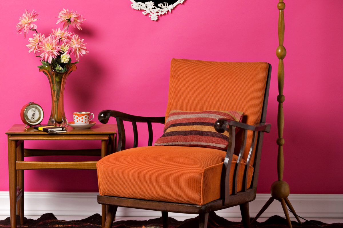 Retro living room with fushia color theme with more dramatic scenery of furnitures